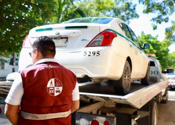 IMOVEQROO asegura taxi y revoca licencia tras conducta irresponsable de conductor en Cancún