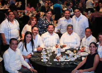 Familias de fundadores de Playa del Carmen conviven en tradicional desayuno