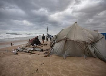 A las puertas del invierno, el 81 % de las tiendas de desplazados en Gaza son inservibles