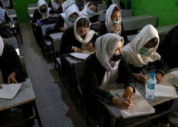 Abren en Irán clínica para mujeres que quieren dejar de usar hiyab… gobierno se deslinda