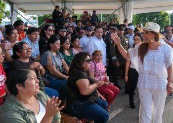 Acompañada de familias chetumaleñas, con alegría y gran orgullo patrio, Mara Lezama disfruta el desfile por el 114 aniversario de la Revolución Mexicana