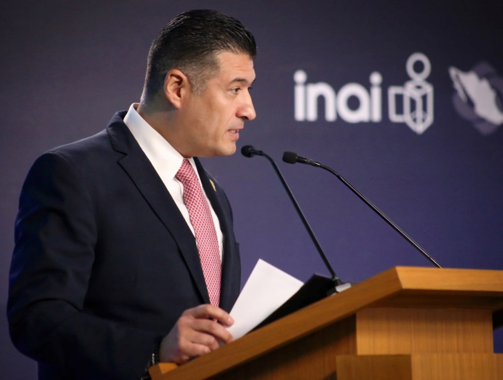 El comisionado Adrián Alcalá, durante la primera jornada de la Semana Nacional de la Transparencia en el INAI, ayer en Ciudad de México