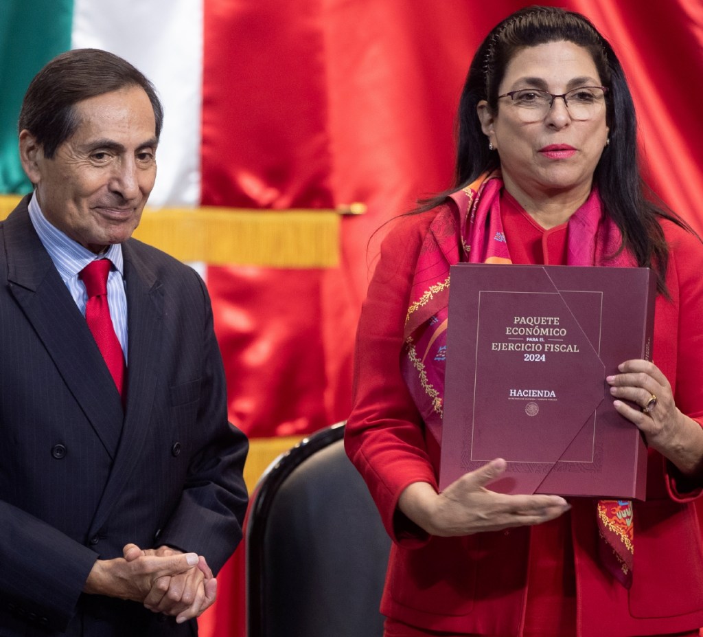 Rogelio Ramírez de la O, titular de la Secretaría de Hacienda, entregará hoy el paquete económico 2025. En la imagen, junto a la entonces presidenta de la mesa directiva de la Cámara de Diputados, Marcela Guerra, en la entrega del año pasado