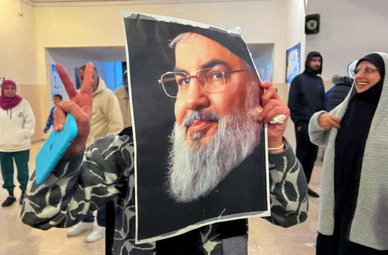 Un desplazado libanés sostiene un retrato del fallecido líder de Hezbolá, Hassan Nasrallah, mientras celebra el anuncio de un alto el fuego en una escuela local en la ciudad de Sidón, en el sur del Líbano. A la derecha, el presidente de Estados Unidos, Joe Biden, habla en la Casa Blanca sobre el pacto anunciado