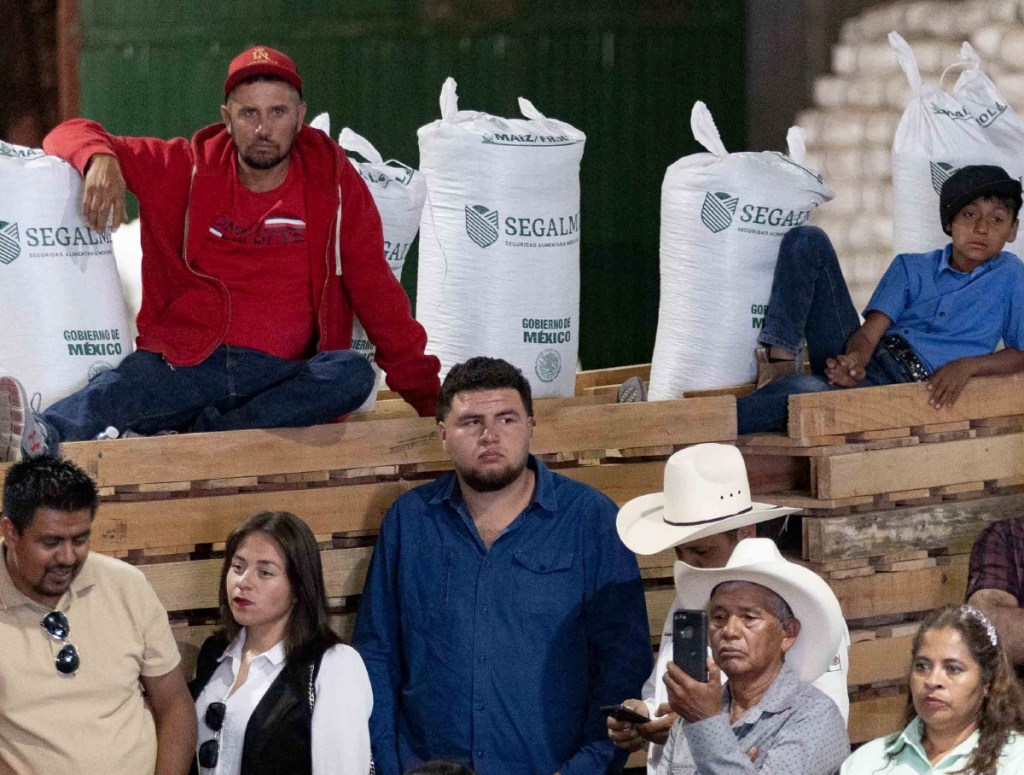 Aspectos de la gente que acudió al encuentro con el sector agropecuario Programas de Apoyo al Campo, en Calera, Zacatecas