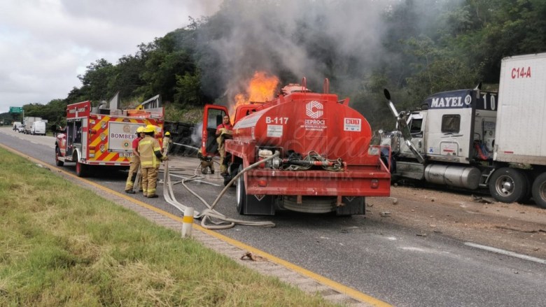 Imagen del aparatoso choque entre dos vehículos pesados en el periférico de Campeche