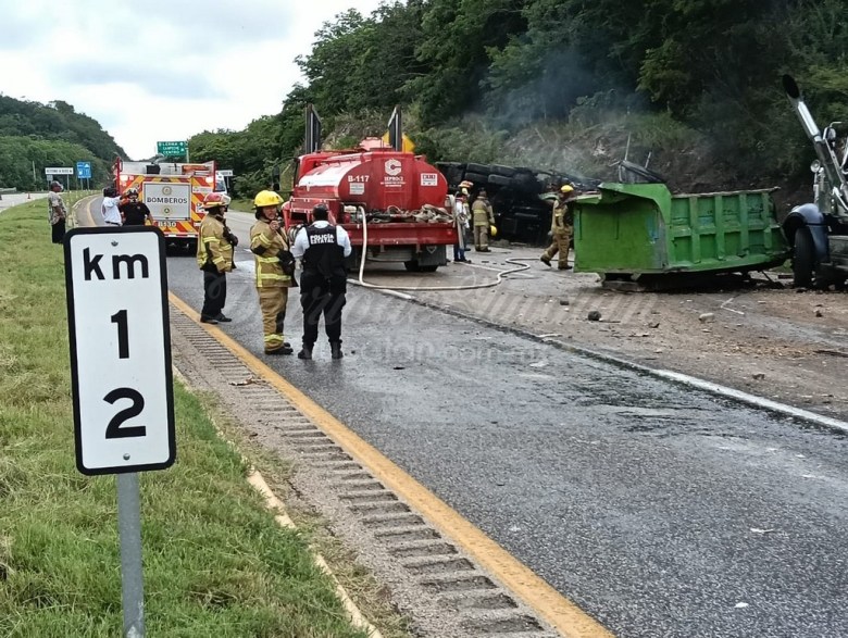 Imagen del aparatoso choque entre dos vehículos pesados en el periférico de Campeche