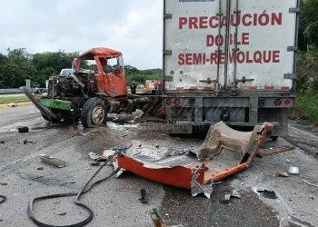 Aparatoso choque en el periférico de Campeche: dos lesionados (VÍDEO Y FOTOS)