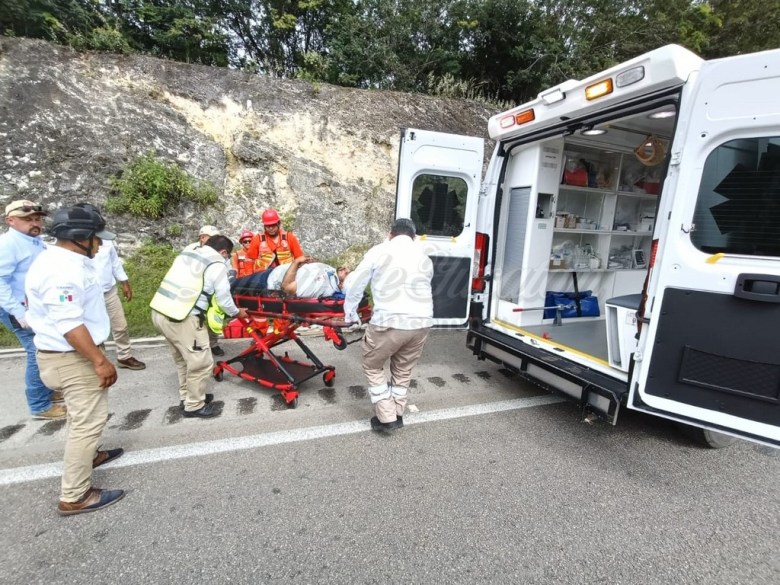 Imagen del aparatoso choque entre dos vehículos pesados en el periférico de Campeche