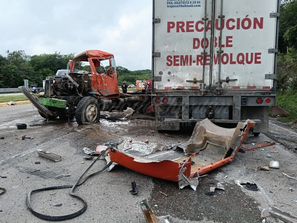 Imagen del aparatoso choque entre dos vehículos pesados en el periférico de Campeche