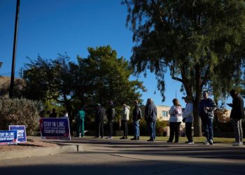 Arizona vota en casillas blindadas con guardias, drones y perímetros vallados