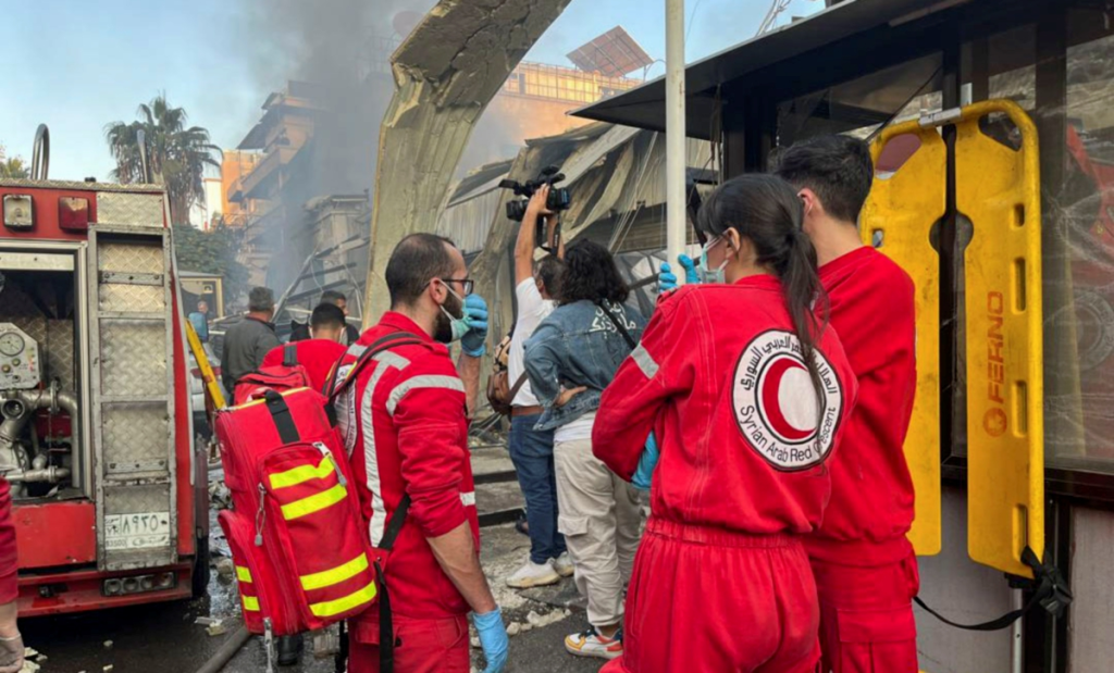 Un bombardeo del ejército israelí azotó el jueves el suburbio de Mezzeh de Damasco, blanco recurrente de ataques del Estado judío desde el inicio de la guerra en la Franja de Gaza el 7 de octubre de 2023