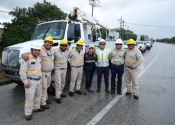 Atiende Mara Lezama a familias de Chetumal y Mahahual tras las lluvias ocasionadas por “Sara”