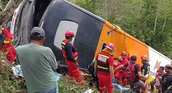 autobús cae al barranco