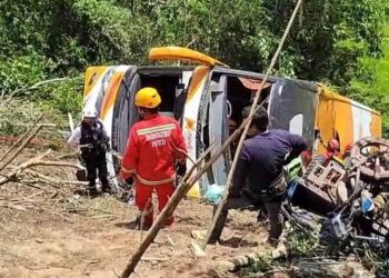 Autobús con escolares cae a barranco: siete muertos en Perú (FOTOS)