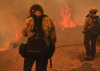 Autoridades del sur de California luchan por controlar el incendio Mountain