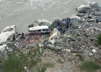 Cae a un río autobús en el que viajaban novios e invitados a la boda; solo la recién casada sobrevive