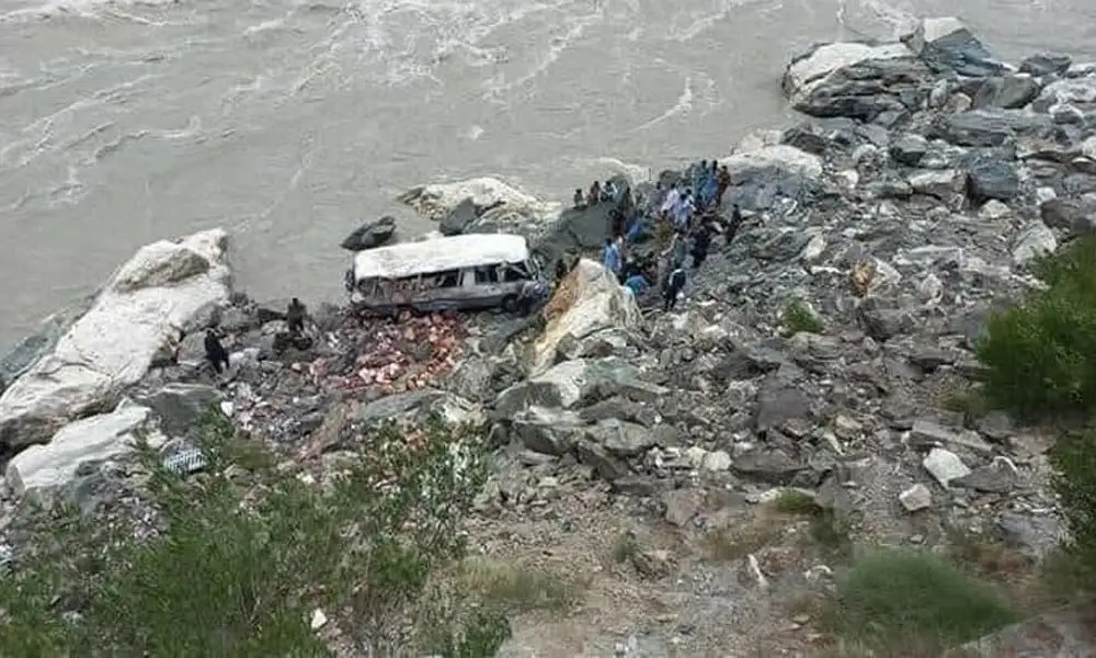 Un autobús con 26 invitados a una boda y la pareja de novios cayó al río al pasar por una zona montañosa en Pakistán; la novia sobrevivió