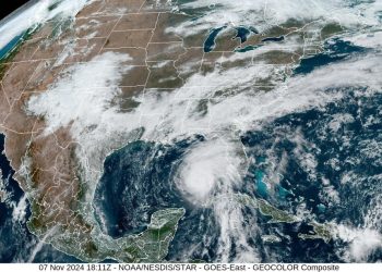 Cambia el huracán Rafael de trayectoria, tocaría tierra en México