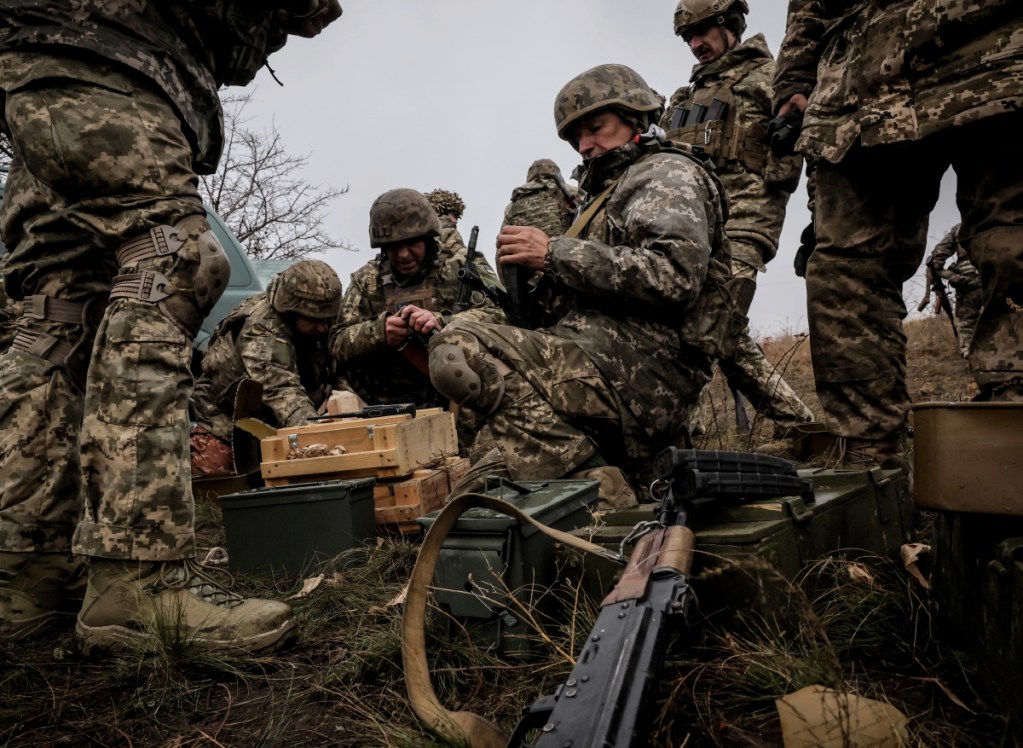 Donetsk (Ukraine), 06/11/2024.- A handout picture made available by the press service of the 24th Mechanized Brigade of the Ukrainian Armed Forces on 07 November 2024 shows servicemen of the 24th Mechanized Brigade in action at a training field in the Donetsk region, Ukraine, 06 November 2024, (issued 07 November 2024), amid the Russian invasion. (Rusia, Ucrania) EFE/EPA/24 Mechanized Brigade HANDOUT HANDOUT EDITORIAL USE ONLY/NO SALES