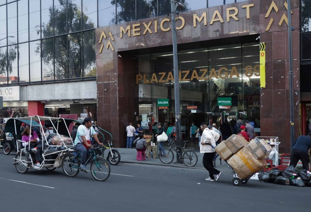 Imagen de una plaza comercial en Ciudad de México donde se realizó un operativo contra la piratería de productos, principalmente asiáticos (Foto de El Universal)