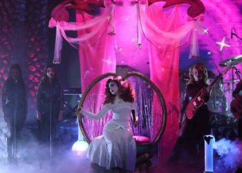 Chappell Roan estrena la canción “The Giver” en Saturday Night Live