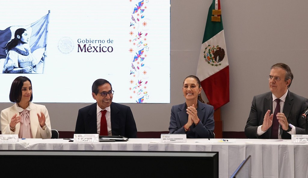 La presidenta Claudia Sheinbaum, acompañada de la secretaria de Energía, Luz Elena González Escobar; el secretario de Hacienda, Rogelio Ramírez de la O, y el secretario de Economía, Marcelo Ebrard, en reunión con empresarios en Palacio Nacional, donde se renovó el Paquete contra la Inflación y la Carestía (Foto de EFE)