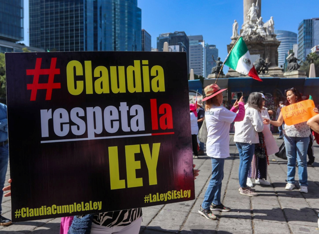 Participantes en la Marcha Nacional Ciudadana por la Libertad y la Justicia, realizada ayer en el Ángel de la Independencia de CDMX