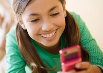 Convierte una tragedia en ley: país prohibe el uso de redes sociales a menores de edad