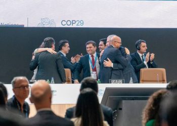 COP29 acuerda que países ricos aporten 300 mil mdd a países en desarrollo