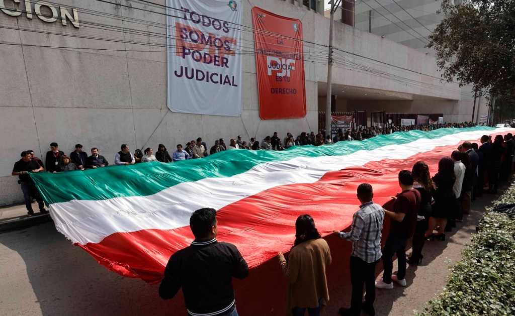 Aspecto de una protesta que realizaron en Toluca trabajadores del Poder Judicial Federal contra la reforma del ramo (Foto de El Universal)