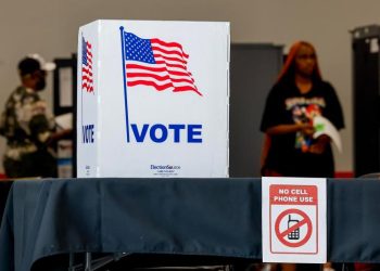 Drones, cristales antibalas y un botón del pánico: EE.UU. blinda sus centros de votación