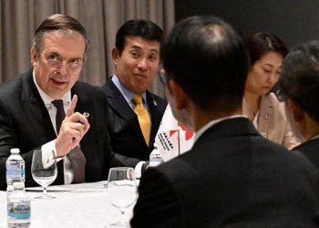 Ebrard pone calma en tema energético