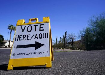 EE.UU. blinda sus centros de votación: Drones, cristales antibalas y un botón del pánico