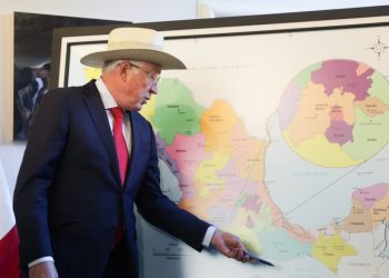 Embajador Ken Salazar: La solución al problema migratorio está en el Sur