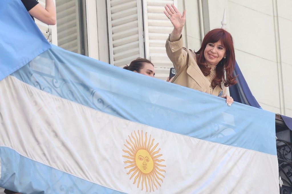 La expresidenta argentina Cristina Fernández saluda a seguidores desde un balcón del Instituto Patria, en Buenos Aires (Foto de EFE)