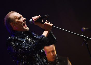 Escucha “Let the Flowers Grow”, la nueva canción de Peter Murphy con Boy George