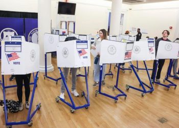 Estados Unidos vota en unas elecciones insólitas por intentos de asesinato, dimisiones y condenas