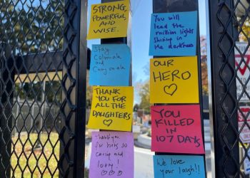 “Estamos contigo”: dejan mensajes y flores a Kamala Harris tras su derrota