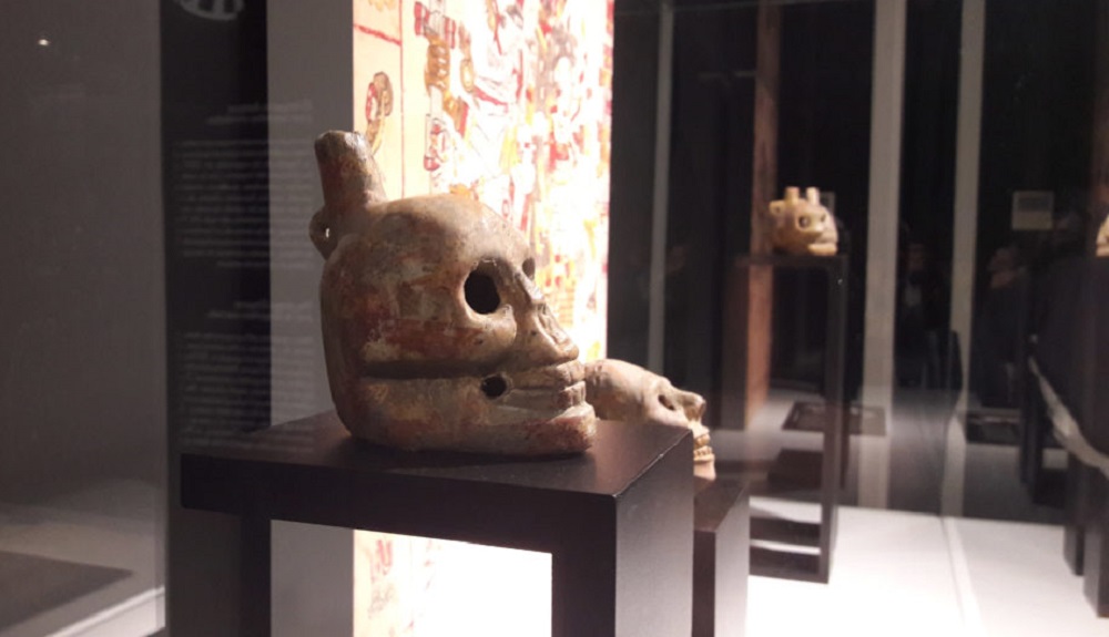 Exposición de "silbatos aztecas de la muerte" en el Museo Interactivo de la Música de Málaga (Foto de EFE)