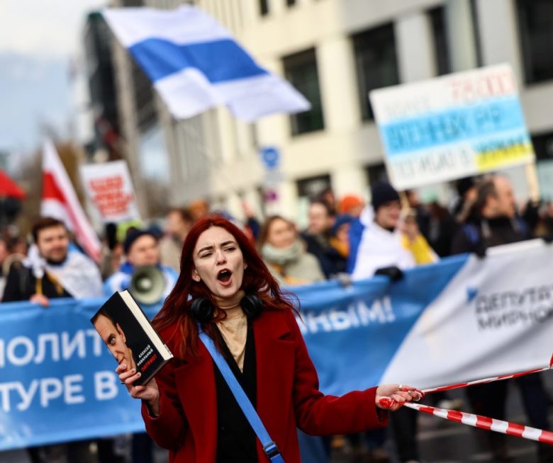 A la izquierda, gente participa en una manifestación antiguerra en Berlín, Alemania. A la derecha, los opositores Yulia Navalnaya, flanqueada por Vladimir Kara-Murza e Ilya Yashin, en la misma manifestación contra el gobierno ruso