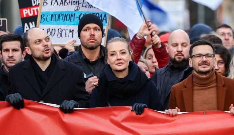 Berlin (Germany), 17/11/2024.- Kremlin critics and Russian opposition politicians Ilya Yashin (R), Vladimir Kara-Murza (L), and Yulia Navalnaya (C) attend an anti-war demonstration in Berlin, Germany, 17 November 2024. Russian opposition figures Ilya Yashin, Vladimir Kara-Murza, and Yulia Navalnaya led the anti-war march calling for the immediate withdrawal of Russian forces from Ukraine, the prosecution of Russian President Vladimir Putin as a war criminal, and the release of all political prisoners in Russia. (Alemania, Rusia, Ucrania) EFE/EPA/FILIP SINGER