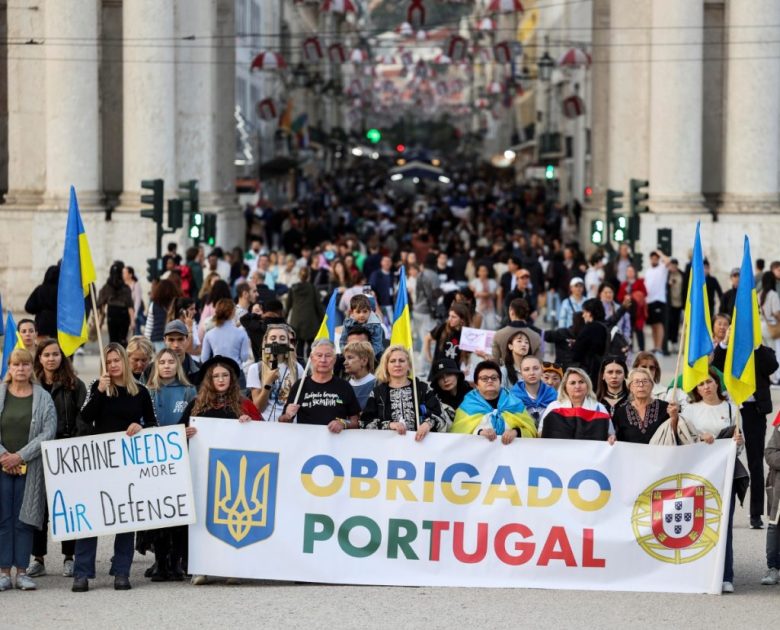 Manifestantes en la marcha “1,000 Días con Ucrania”, organizada por la Asociación de Ucranianos en Portugal, ayer en Lisboa, en el marco de ese periodo de invasión rusa