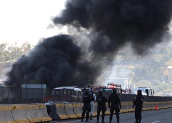 Explosión de una pipa de Pemex en la vía Chamapa-Lechería deja una persona sin vida y caos vial