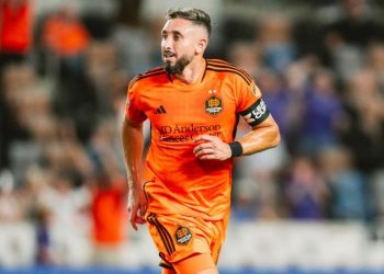 Expulsan a Héctor Herrera por escupir a silbante en playoffs de la MLS
