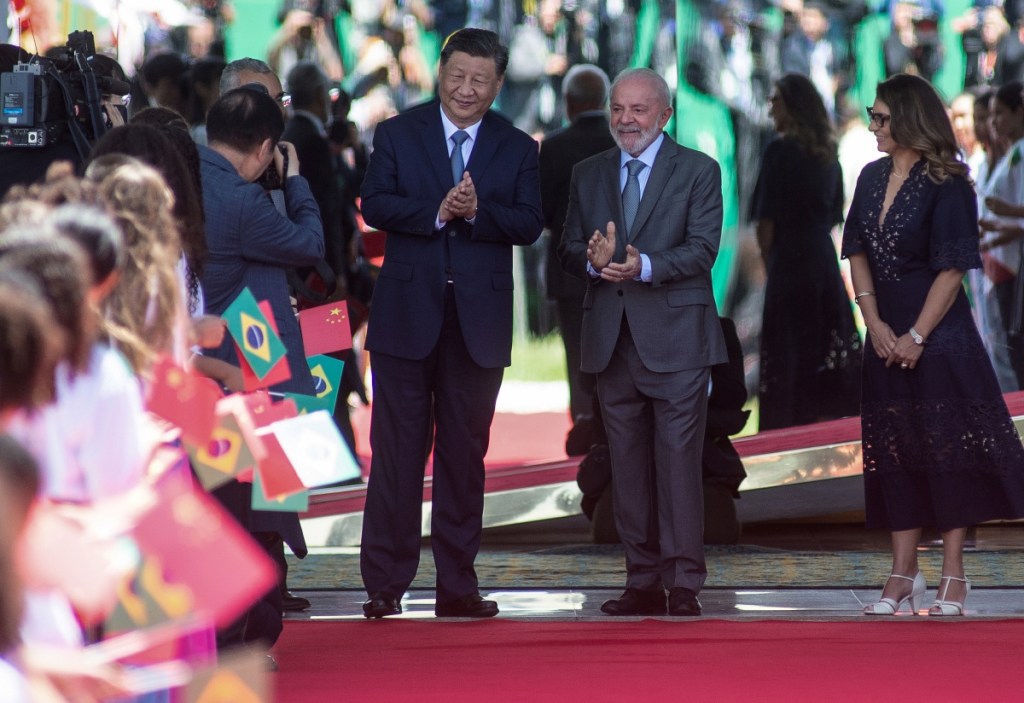 El presidente chino Xi Jinping (izquierda) participa con el mandatario de Brasil, Luiz Inácio Lula da Silva, en un evento en Río de Janeiro, ayer