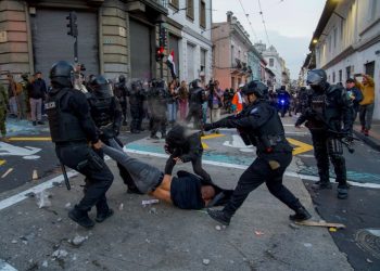 “¡Fuera Noboa!”: Protestan contra gobierno de Ecuador por la violencia