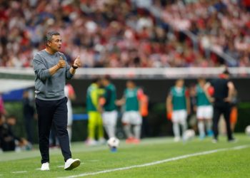Guadalajara destituye a su entrenador Arturo Ortega