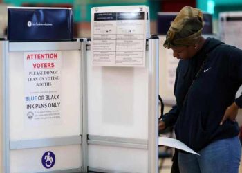 Harris aparece por sorpresa en la sede demócrata para llamar por teléfono a votantes