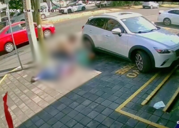 Hombre golpea a adultos mayores y causa varios atropellos en Colima